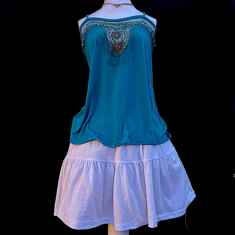 TOP IS VINTAGE FROM EARLY 2000s! SUNSKIRT GOES GREAT WITH THIS TOP!